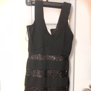  - Klänning från amisu. Storlek 38. Aldrig använd. Pris kan diskuteras :)