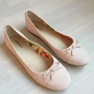  - Ljusrosa ballerina i nubuck från Depeche. Endast använda 1 gång och i mkt fint skick! Frakt tillkommer.