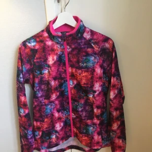  - Fin löparjacka, tyvärr för dålig på löpning så hoppas att någon annan kan då mer användning för den ;) 