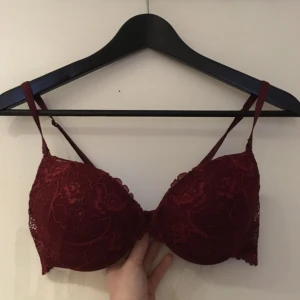  - Snygg vinröd bh med spets med push-up! Köpt på twilfit. Sparsamt använd! Säljer pga för liten. Köparen står för frakten✨