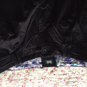  - Säljer par snygga D&G kostymbyxor använda par gånger super sköna färgen är svart. Kan prata om priset!