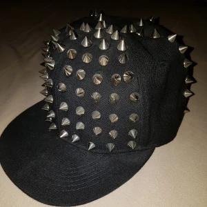  - Snygg keps med nitar från märket cupcake cult. Aldrig använd. Går att ändra storlek. Eventuell fraktkostnad tillkommer.