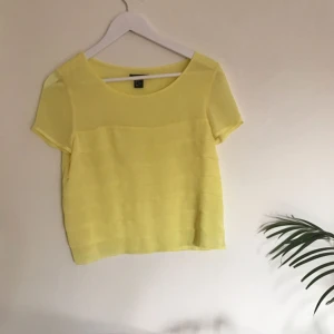  - Fin T-shirt från H&M som är gul. Supersnygg på sommaren.