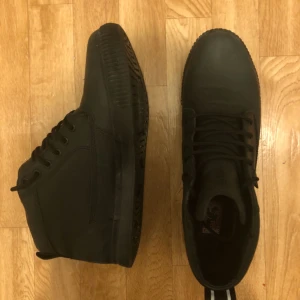 - Brand new Chrome Industries Pro Workboot size 9   Picture 1 & 2- the boots I sell Picture 3 - pic taken on Chrome Industries website so you get a better quality picture  Why do I sell them?  After 2 days of ride I really felt those would be too small for me.   Description : Classic work boot profile Chrome Storm™ 4-layer breathable waterproof internal membrane with 100% fully seam taped construction Compatible with most clipless pedal systems Durable rubber heel cup with reflective safety hit Waterproof oiled full-grain leather upper 100% vulcanized rubber construction Full length nylon shank plate Skid-resistant contact rubber sole  Price and shipping : 900sek (reseller price 1600sek)  If you live in Stockholm, it’s probably easier to meetup.