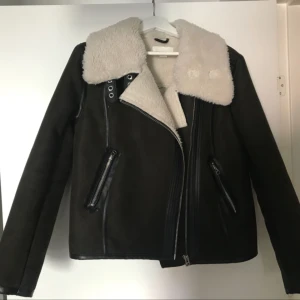  - En helt ny bikerjacka i mocka och teddy. Färgen är mörkgrön med svarta detaljer. Perfekt till kyligare dagar🌷🌻 Nypris 799kr och storleken är 42 men passar bra till mig som har storlek 38! (Frakt tillkommer) 