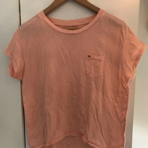  - Söt Tommy Hilfiger t-shirt i en super fin och somrig korallfärg. 