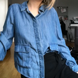  - Kort jeansskjorta från monki. Använd fåtal gånger. Möts upp i Stockholm annars tillkommer frakt! 
