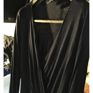  - Fin omlottklänning ifrån Lindex.  Jag kan mötas upp i Göteborg men kan även skicka varan, men då står köparen för frakten.  Säljer MASSOR av grejer nu så kika gärna in på vad jag mer säljer! 🌸  Förlåt för dåliga bilder! Min kamera har svårt att fokusera så har använt framkameran på mobilen på vissa bilder! 