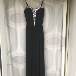  - Jättefin svart långklänning. Använd en kväll. Passar även S. Når ned till foten ungefär, jag är 168 cm. 