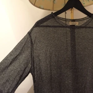  - Transparent glitter-tröja. Köpt i Bangkok, oversize och snygg över enkel klänning/linne. 