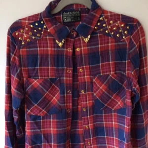  - En skjorta jag fick av en kompis som aldrig använt den och det har inte jag heller gjort. Vet inte märket 