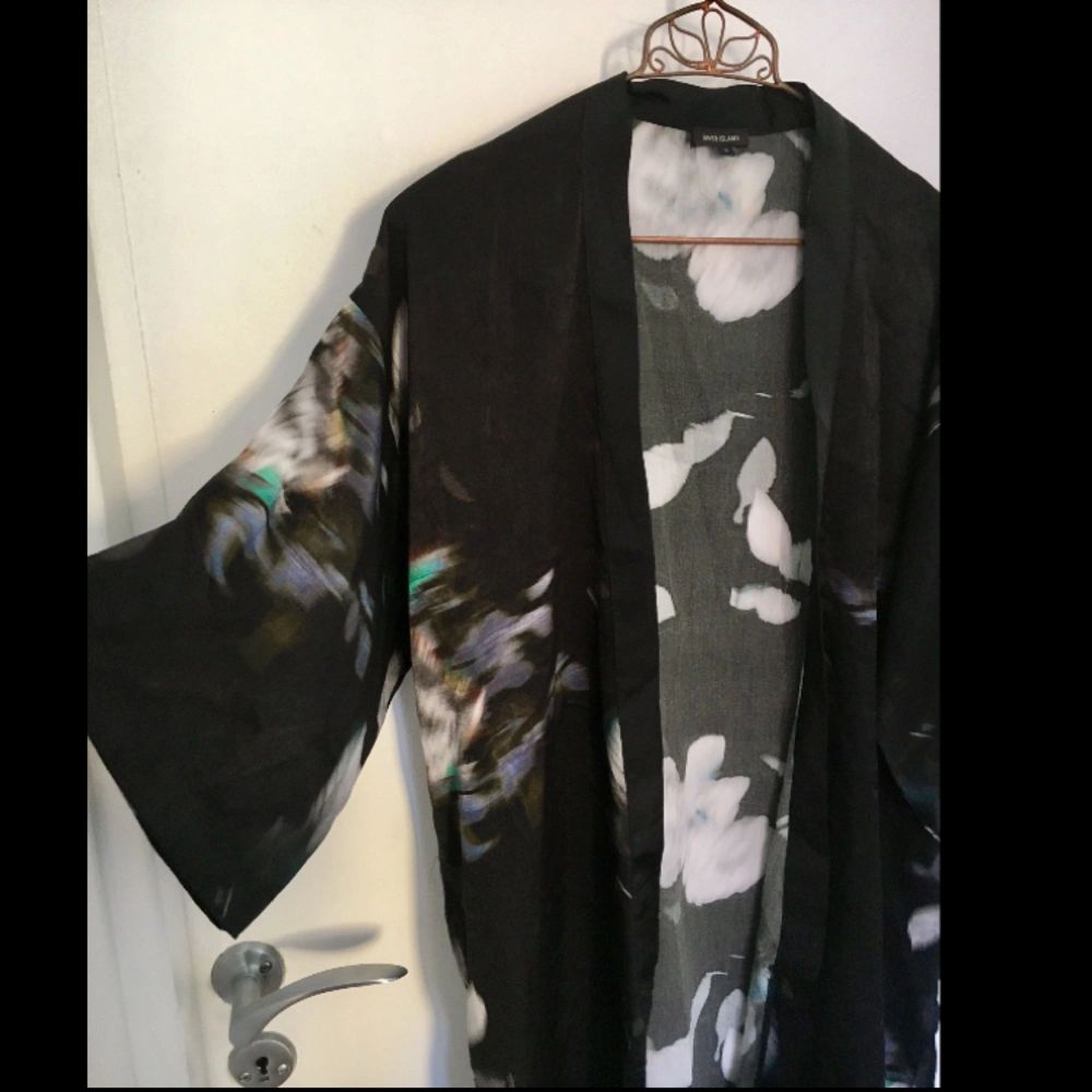 Superfin mönstrad kimono i silkigt material. Säljes pga. Användes för sällan. Passar XS-M beroende på hur man vill att den ska sitta. Endast använd ett fåtal gånger så är i mycket fint skick!  Köparen står för frakten, alt. Kan mötas upp i Stockholm. . Övrigt.