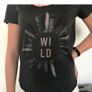  - Grå t-shirt från Hollister, knappt använd. Köparen står för frakt, skriv för fler bilder🙂