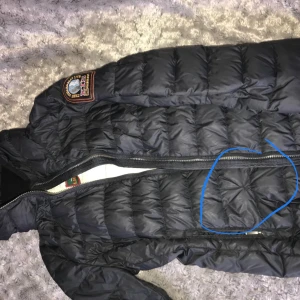  - Säljer min finna Parajumper jacka för 1600 men kan gå ner i pris vid snabb affär.  Den har en liten skada vid midjan men den syns knappt 