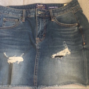  - Stretchig och fin jeanskjol från Crocker med lite slitningar. Använd få gånger, superfint skick och Superfin passform, perfekt till sommaren! 200kr inkl frakt