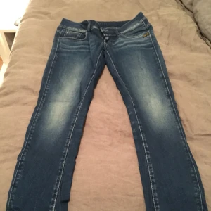  - Gstar Raw jeans i storlek 30/32 (uppsydda)! 