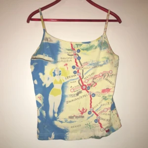  - Ascoolt linne med kart-tryck✨ ca storlek M-L gissar jag! 