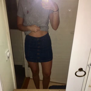  - Superfin jeanskjol i bra skick, använd endast ett fåtal gånger!💗 Stretchigt material och otroligt bekväm👍🏼