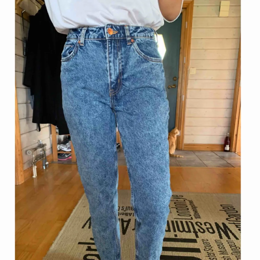 Högmidjade jeans ifrån H&M, bara använda 1 gång, dom är nästan som Mom jeans fast då borde man vanligtvis ha XS-S ✨  Köparen står för frakten! 📮  Katt finns i hemmet 🐈. Jeans & Byxor.