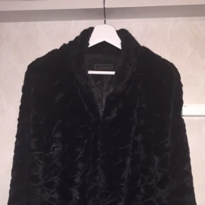  - Säljer en svart pälsjacka ifrån Giovanna. Faux fur (ej äkta) päls. Kortare i modellen 