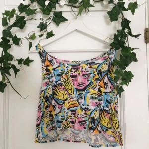  - Säljer världens sötaste topp som passar perfekt till sommaren💞 Priset är inkl frakt. Använd några få gånger men i mycket bra skick, söker nytt hem då den inte används längre. Storlekslappen är avklippt då jag tyckte att den var irriterande haha, men om jag minns rätt så är den i storlek S. Om det är något ni undrar över, titta gärna in på min profil eller skicka en fråga.🌱