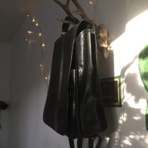  - Läderryggsäck (mest troligt imitationsläder) i använt men fint skick. Finns i Sthlm. 