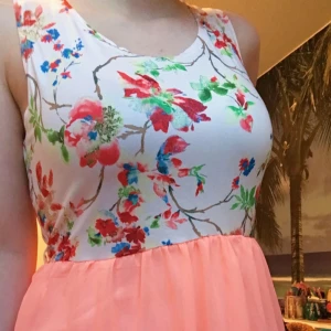  - Superfin sommarklänning! 🌸 Tunn, men inte genomskinlig. Det står att det är en XL, men det passar förstås alla storlekar (jag är en medium). Väldigt stretchigt material och den slutar precis ovanför knäna. Kan fraktas. Betalning sker via Swish. ✨