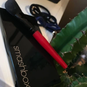  - Contourkit från Smashbox, har endast sweepat med den borsten man får med en gång för att kolla färgerna och tyvärr passade dom inte mig alls ;( annars helt nytt! 😆
