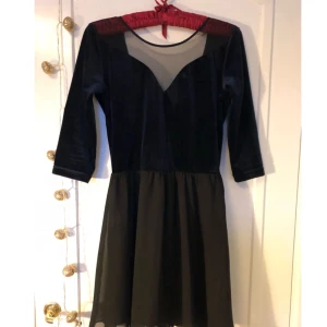  - Superfin klänning i mörkblått sammetstyg upptill och svart tunnare tyg vid kjolen, samt meshparti uppe, något urringad rygg och 3/4-ärmar. ♥️ Betalning via Swish. Möts upp i Gävle/Uppsala, annars står köparen för frakt.