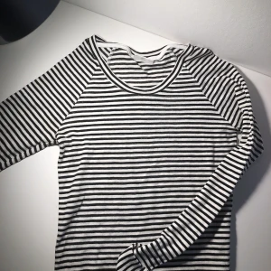  - Oanvänd tröja från weekday