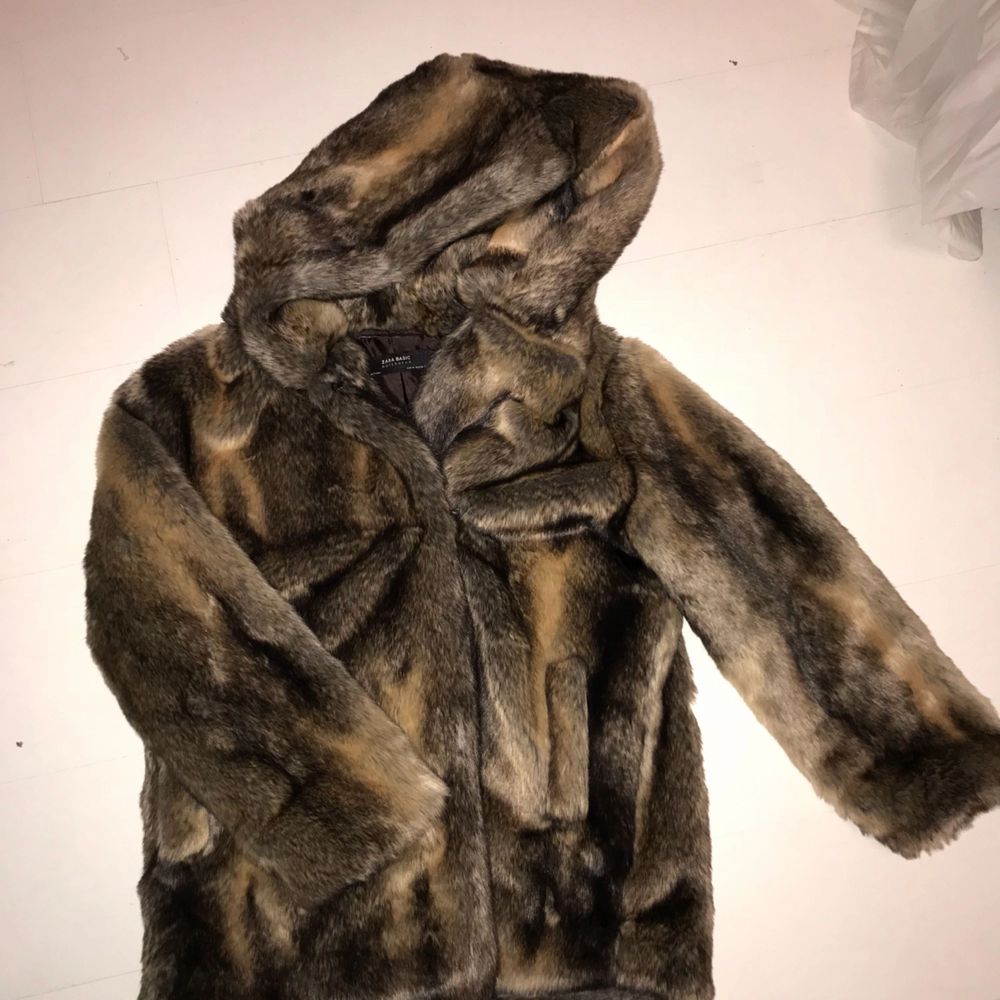 Världens mysigaste faux fur jacka ifrån Zara! Använd 1 gång, som ny. Nypris 1200. Jackor.