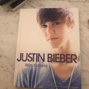 Justin Bieber bok. Lite sämre skick pågrund av fått färg på baksidan av boken.