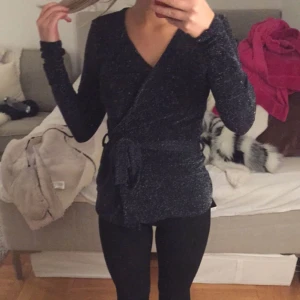  - En fin glittrig tröja från nelly. I bra skick