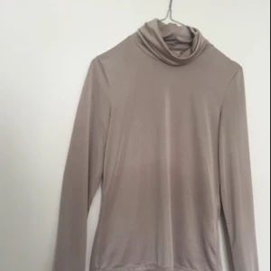  - Polo i blankt material från Monki. Köparen står för frakt✨