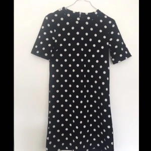  - Prickig klänning i A-form från H&M. Köparen står för frakten✨