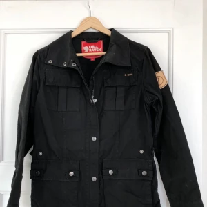  - Klassisk svart jacka från Fjällräven i storlek XS, perfekt som vårjacka!  Sparsamt använd. Skickar med posten spårbart 90 kr eller möts upp i Stockholm. 