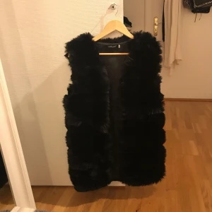  - Väst (fake päls) toppen skick! Använd 1gång (priset inkl frakt) nypris 500kr