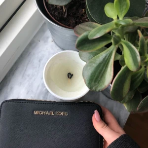  - En plånbok från Michael Kors som är köpt för cirka ett år sedan. Används ej längre och säljs därför. Frakt ingår ej i priset 