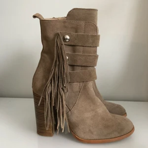  - Mocka klackar som används en gång! Fortfarande som nya och fräscha! Äkta läder. 