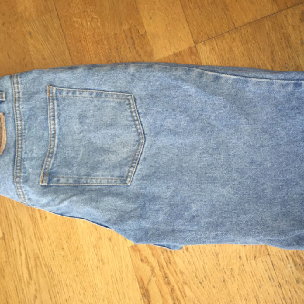 Niceee jeanshorts köpt på second hand! . Shorts.