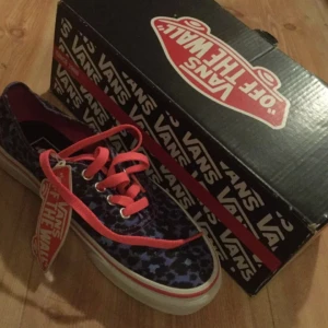  - Nya vans. Storlek 3.5 ^^ Jag fraktar och kan mötas upp. Kan sänka priset vid snabb affär.