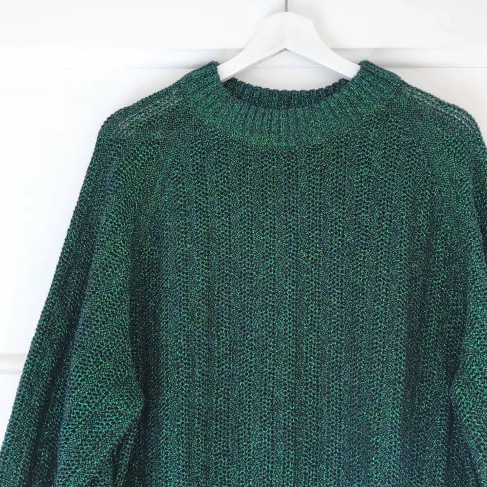 Lång och grönglittrig tröja från H&M i strl S. Köpt i höstas och aldrig använd. Stickat.