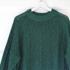 Lång och grönglittrig tröja från H&M i strl S. Köpt i höstas och aldrig använd