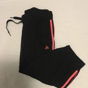  - Adidas 3/4 tränings byxor. Passar också XS, inte tight passform. Frakt ingår i priset :) 