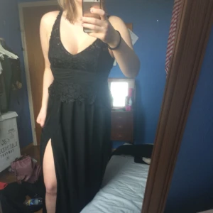  - Superfin långklänning med spets och slits i ena benet. Använd en gång och är i nyskick. Har pads för brösten och är väldigt bekväm.