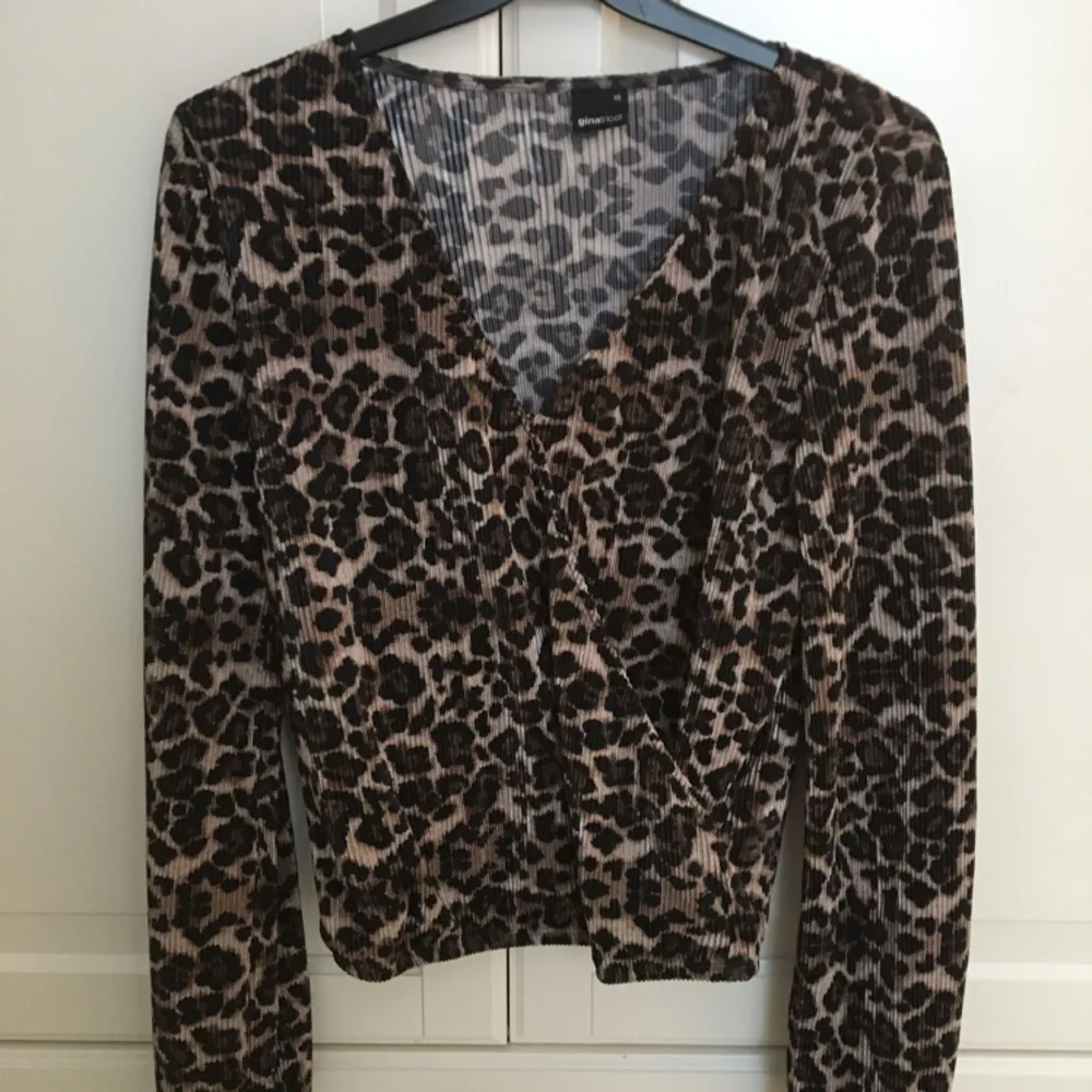Leopardfärgad tröja från Gina tricot i stl xs. Aldrig använd, nyskick. Toppar.