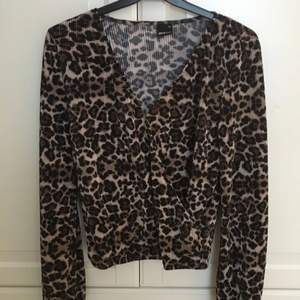 Leopardfärgad tröja från Gina tricot i stl xs. Aldrig använd, nyskick
