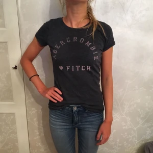  - En fin och knappt använd t-shirt från abercrombie