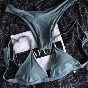  - Alldeles ny och aldrig använd bikini från Zaful! Säljer pga för liten, står M på den men den passar bättre på  S.  Frakt tillkommer om man inte kan mötas!