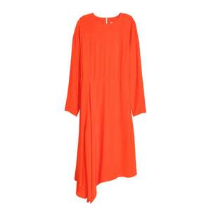 Röd/orange asymmetrisk klänning från H&M Trend, säljes i nyskick. 100% viskos.